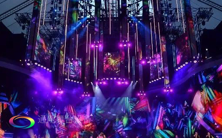 視覺屏幕為主、條狀LED屏幕、燈光設備及舞臺幕布詮釋當下舞臺設計潮流