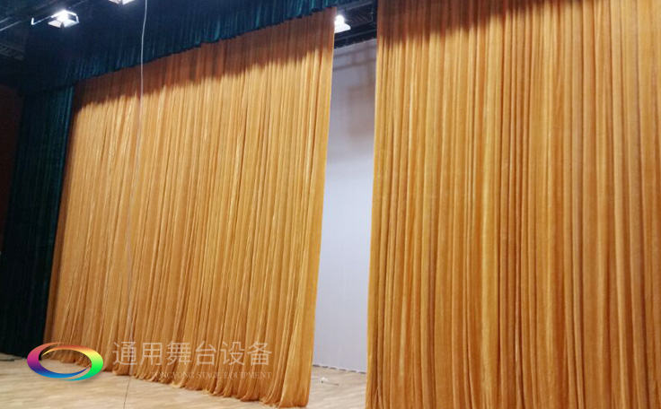 舞臺大幕舞臺阻燃幕布m.xjbcyj.cn、二、三道幕等分割表演區域，移換場景不間斷