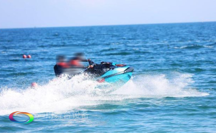 金沙灣藍騎士水上運動中心舞臺項目通用舞臺提供舞臺設計、舞臺幕布、燈光、機械以及控制系統(tǒng)等施工內(nèi)容，項目現(xiàn)已圓滿完工。