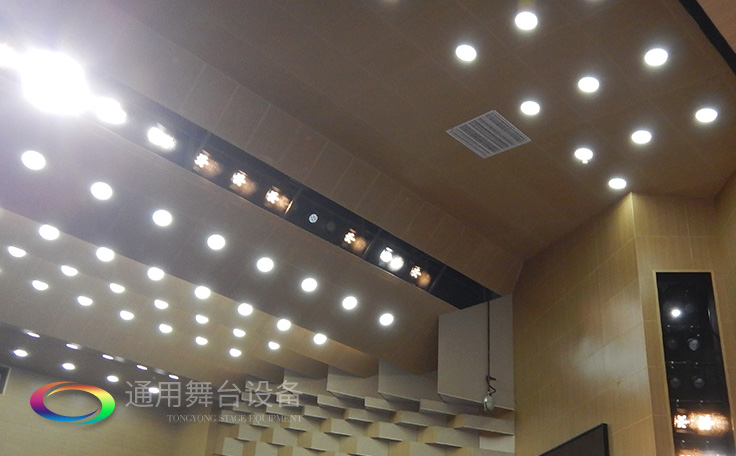 科學計劃工期、合理交叉施工，保質(zhì)保量順利完成工程的交付！通用舞臺阻燃幕布承接羊城廣州培英中學報告廳項目！