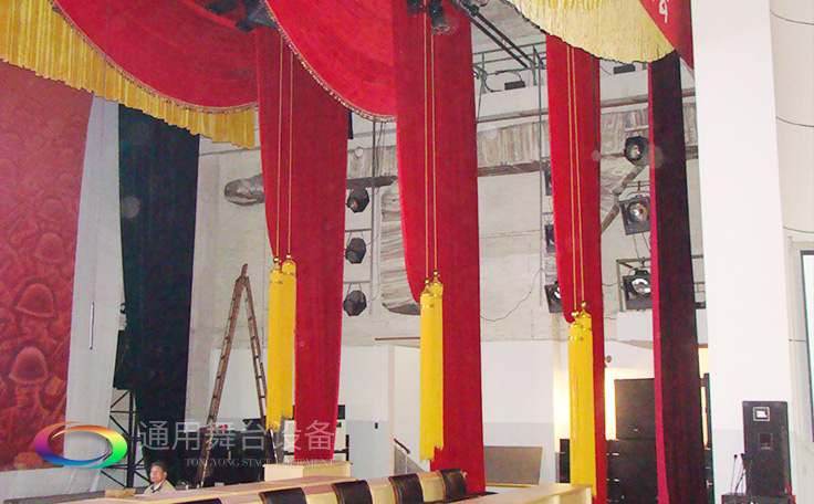 尊重用戶要求、傾聽客戶心聲、認(rèn)真滿足用戶需要！舞臺(tái)阻燃幕布廠家訂做【會(huì)議報(bào)告廳禮堂幕布】【學(xué)校多功能廳幕布】 【慶典演出舞臺(tái)幕布】