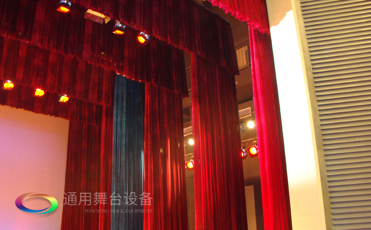 通用舞臺專業(yè)性、全方位優(yōu)勢！業(yè)務(wù)涉及舞臺機械、阻燃幕布、專業(yè)燈光系統(tǒng)、專業(yè)音響系統(tǒng)