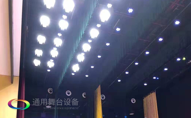 通用舞臺專業(yè)性、全方位優(yōu)勢！業(yè)務(wù)涉及舞臺機械、阻燃幕布、專業(yè)燈光系統(tǒng)、專業(yè)音響系統(tǒng)