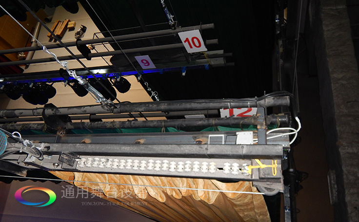 通用舞臺專業(yè)性、全方位優(yōu)勢！業(yè)務(wù)涉及舞臺機械、阻燃幕布、專業(yè)燈光系統(tǒng)、專業(yè)音響系統(tǒng)