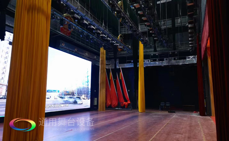 通用舞臺廣西桂醫報告廳阻燃幕布項目竣工并投入使用，為學校教學科研、人才培養提供更好的服務!