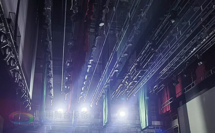 江蘇省南京曉莊學院報告廳項目順利通過竣工驗收 項目包括：聲學、燈光、舞臺阻燃幕布等