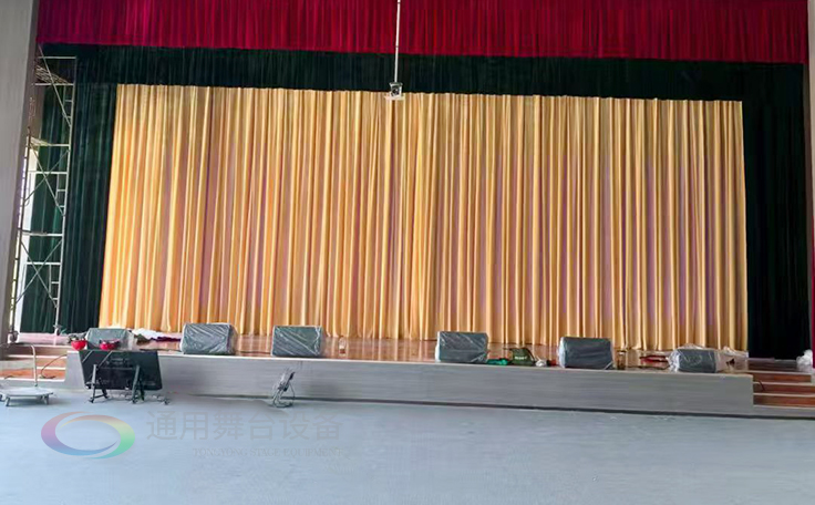 通用舞臺承建江蘇某學院報告廳項目，涵蓋舞臺燈光、電動吊桿、阻燃幕布等核心設備的設計與安裝