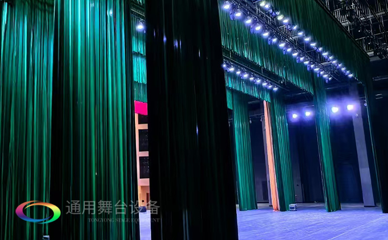 助力教育領域舞臺建設，推動校園文化發(fā)展！星海中學報告廳舞臺阻燃幕布建設項目