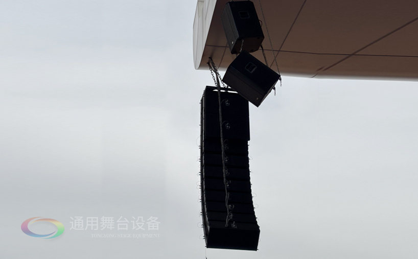 通用舞臺(tái)機(jī)械完成某高校體育場(chǎng)線陣列音箱、燈光等設(shè)備架設(shè) 提升大型活動(dòng)視聽(tīng)體驗(yàn)