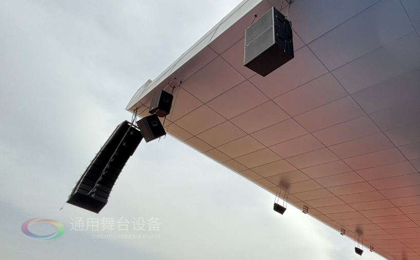通用舞臺(tái)機(jī)械完成某高校體育場(chǎng)線陣列音箱、燈光等設(shè)備架設(shè) 提升大型活動(dòng)視聽(tīng)體驗(yàn)